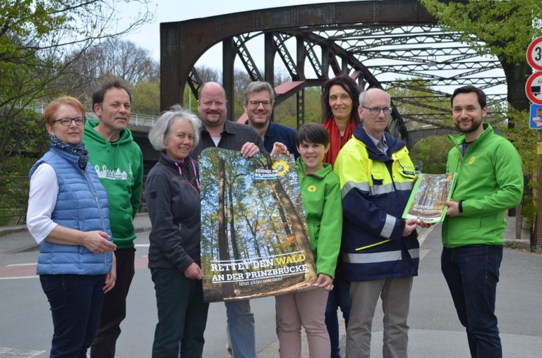 Über 1.300 Unterschriften für den Wald an der Prinzbrücke übergeben