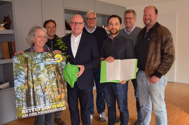 Oberbürgermeister Lewe nimmt Petition für Hiltruper Wald entgegen