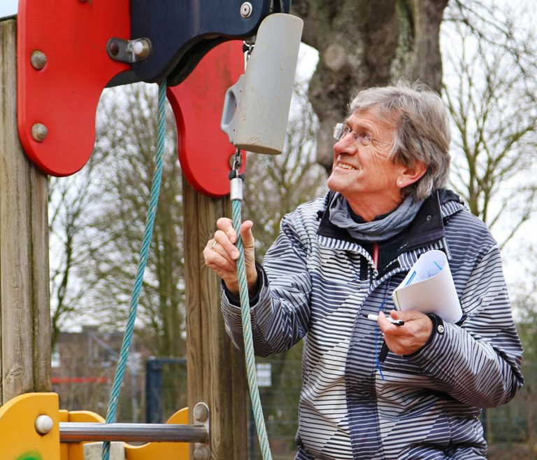 Bezirksbürgermeister Wilfried Stein inspiziert Spielplätze
